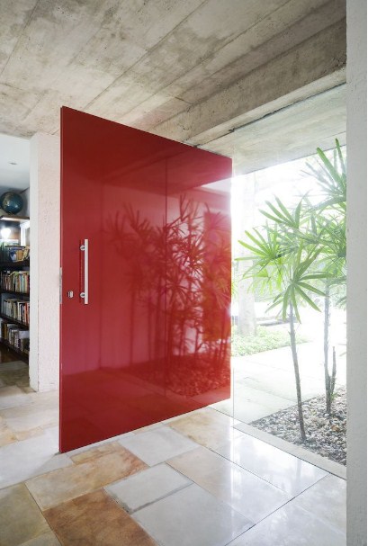 model desain pintu rumah minimalis modern elegan warna merah